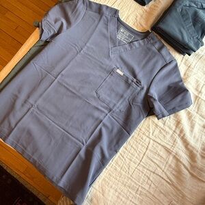 Figs Leon Three Pocket Scrub Top “Denim Blue” Size Small